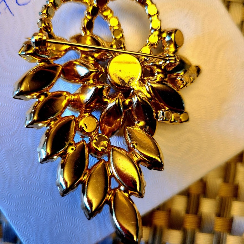 Beautiful Brooch Unique Style And Statement Piece. - image 4